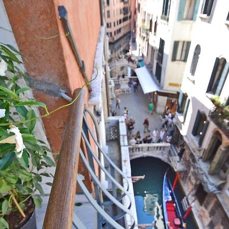 Ai Bareteri Luxury Canal View Venise Extérieur photo
