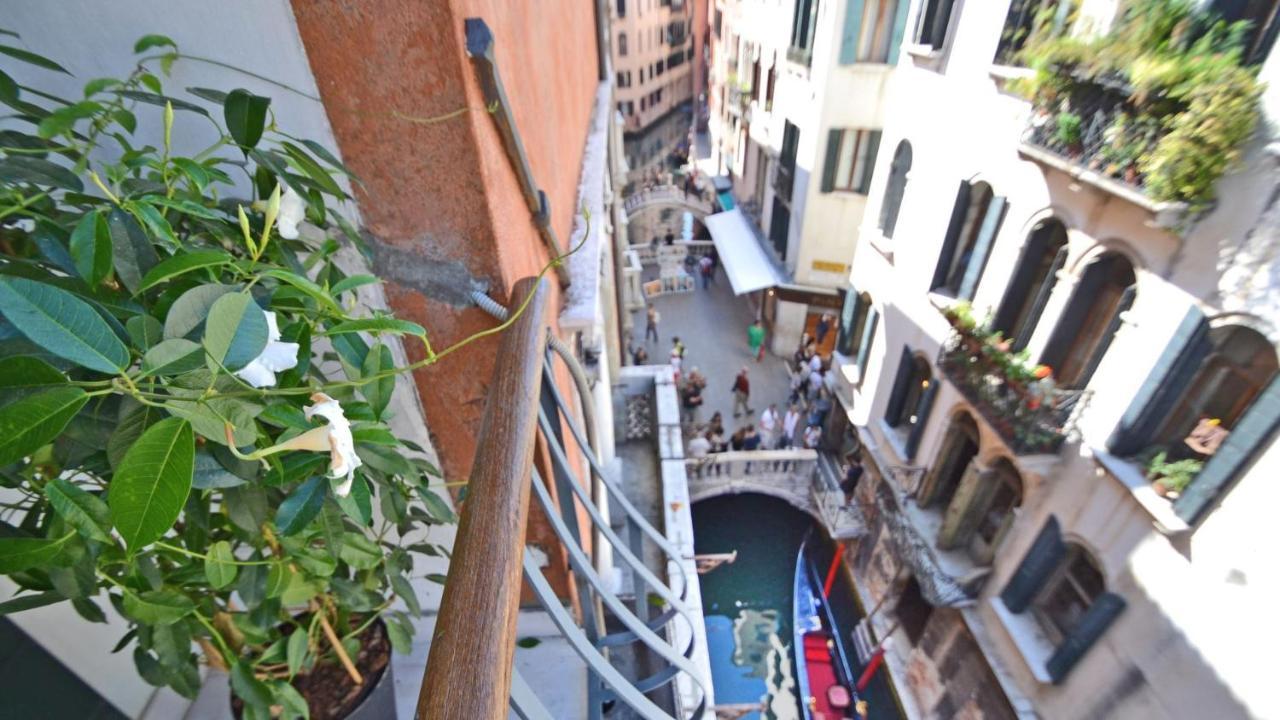 Ai Bareteri Luxury Canal View Venise Extérieur photo