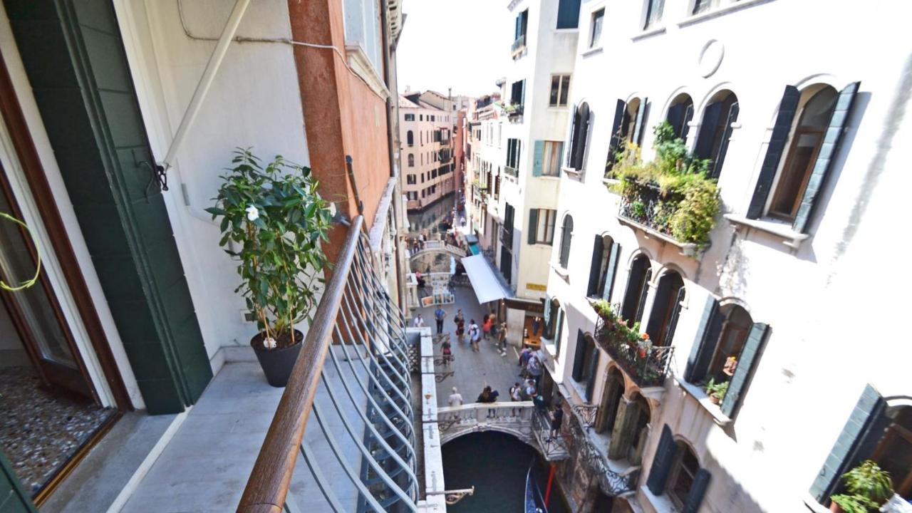 Ai Bareteri Luxury Canal View Venise Extérieur photo